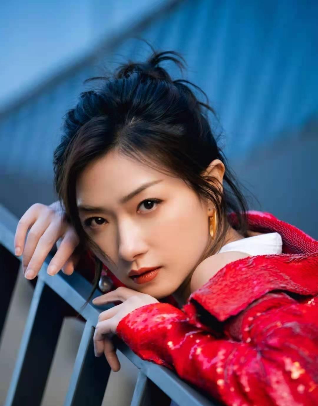 万茜35岁高龄嫁小丈夫生子,不炒作不婚族