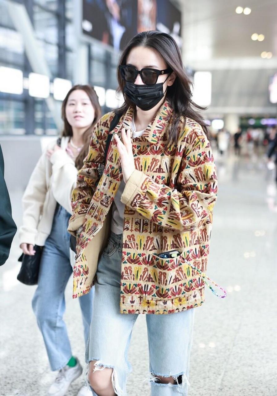今天宋佳亮相上海机场,她这次搭配的很有潮流之美,看上去特别的有气质
