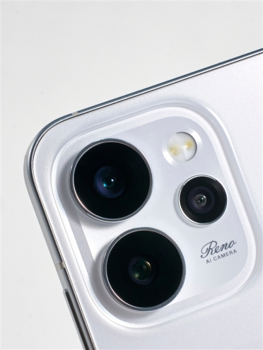 OPPO Reno15真机首次亮相：iPhone同款冷雕工艺、2亿像素主摄