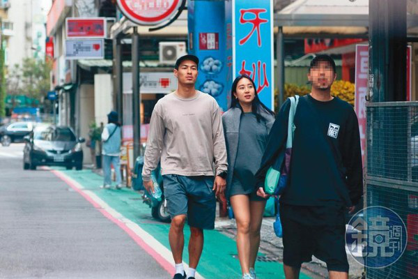 杨祐宁和孕妻十指紧扣现身街头 升格人父倒计时