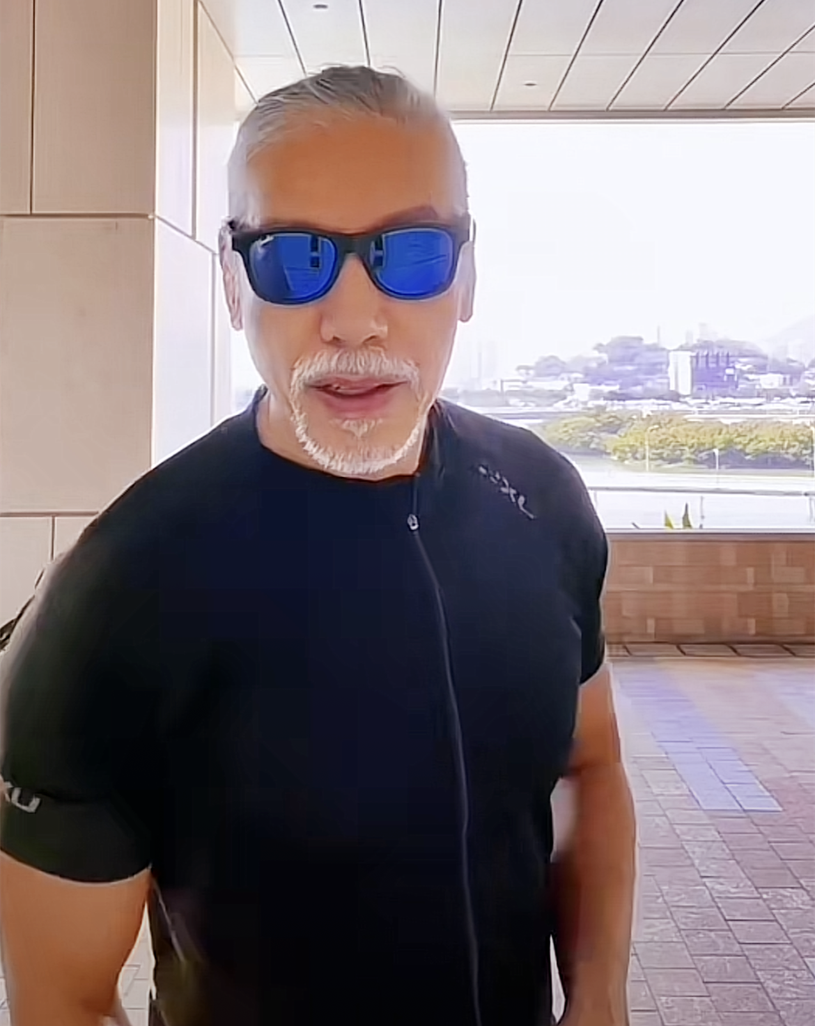 孙兴60岁生日张耀扬送祝福!戴墨镜骑单车,须发皆白身材有型