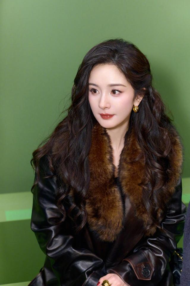 杨幂巴黎时装周,墨镜黑大衣,如女装大佬出街,气势拿捏得足足的