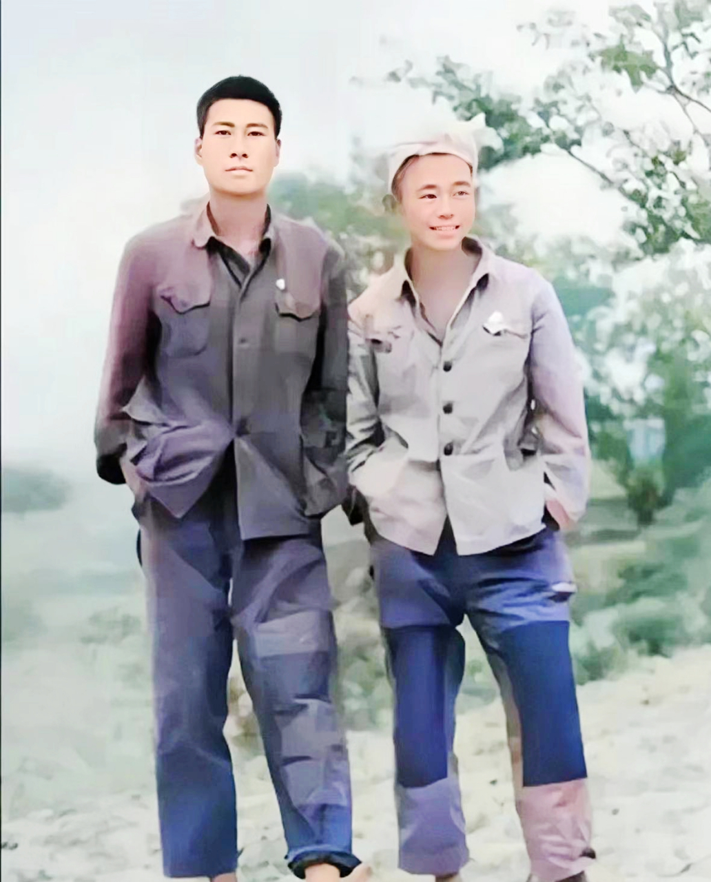 70年代初,两位帅哥合影.他们穿着拼布裤,但脸上流露出对未来的希望.