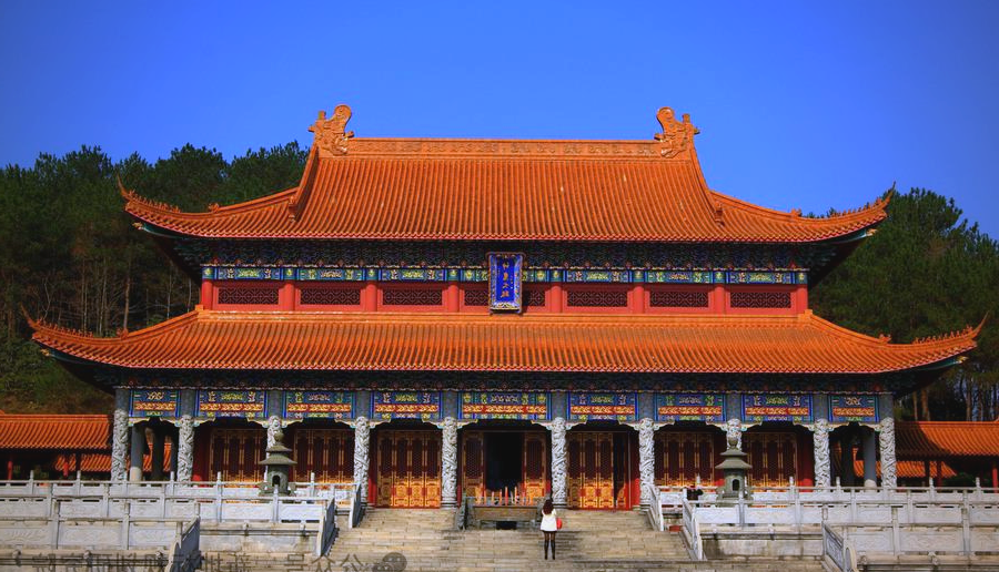 神农大殿,这座仿清建筑以重檐歇山顶的独特结构矗立,包含主殿,配殿