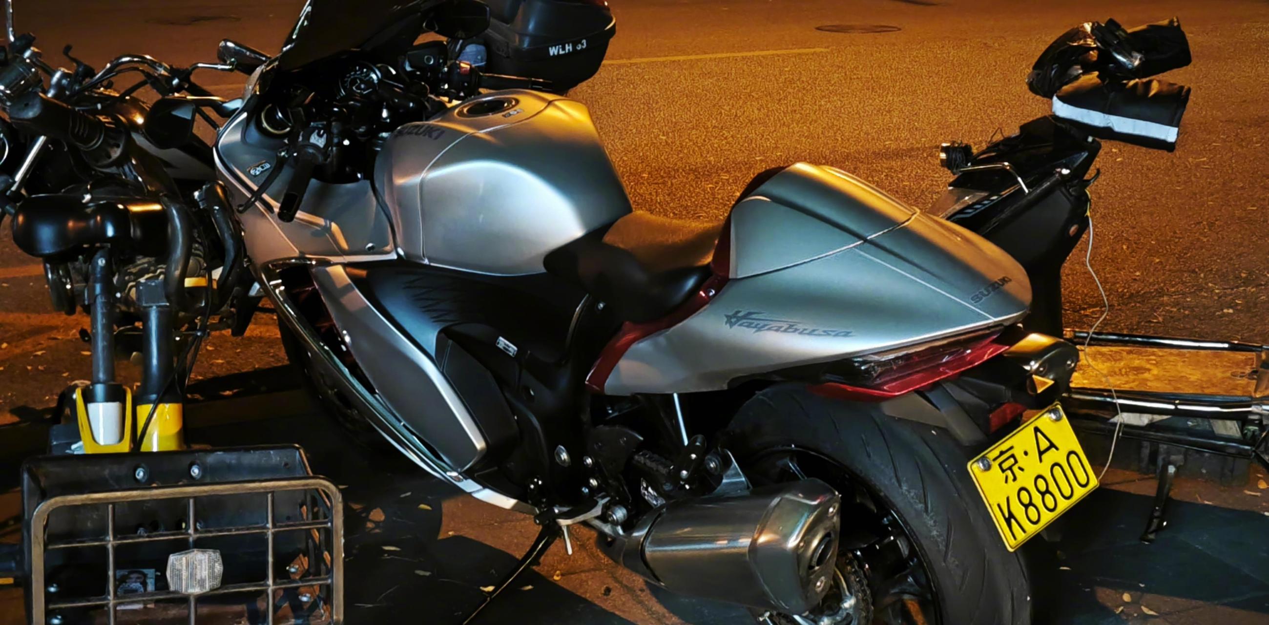 昨天路遇,黄京a 铃木 隼!卧槽,这是行走的大几十万啊,真牛逼～[爱慕]