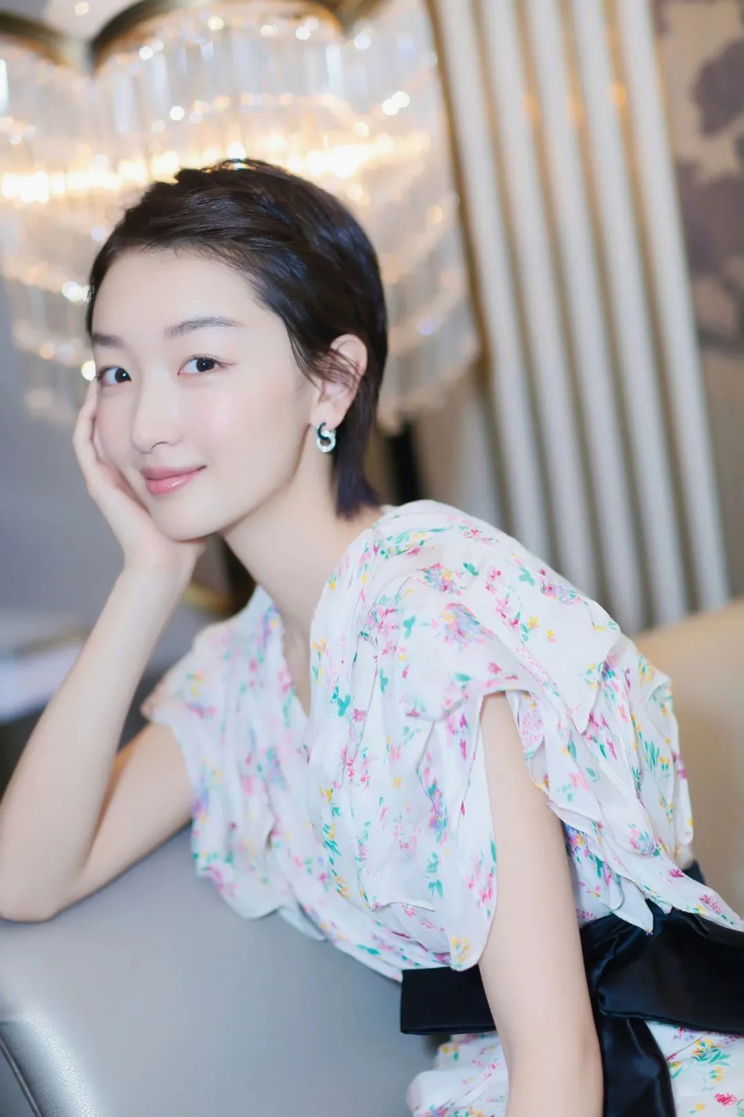 周冬雨本人也没想到,一组素颜照给擅长营造清冷感的韩国女人上了一课