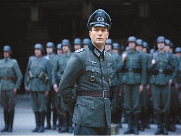 德国宪兵枪决一群"犯人",有一名孕妇!一名德军士兵疯狂的举动