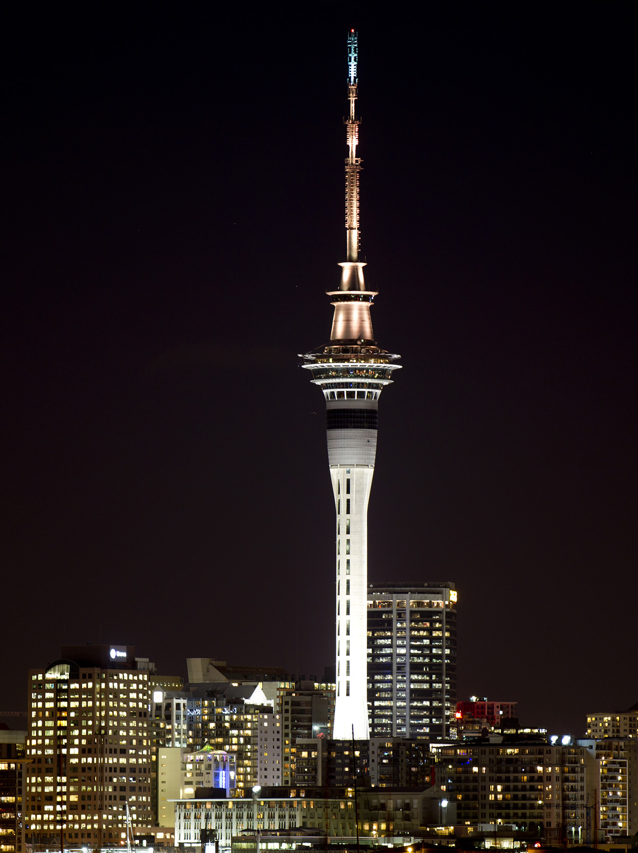 翱翔云端,穿越324米的奥克兰天空塔