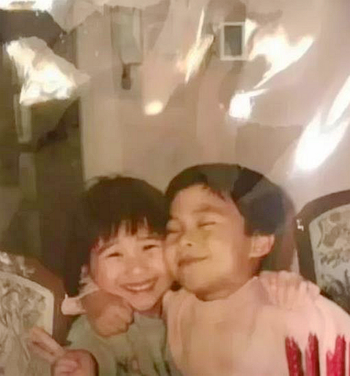 何超莲和何猷启小时候的照片,小时候好可爱,还特别好看!