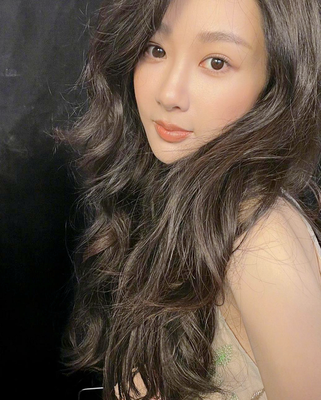 杨紫的长发太美了,精致又甜美,女人味十足!