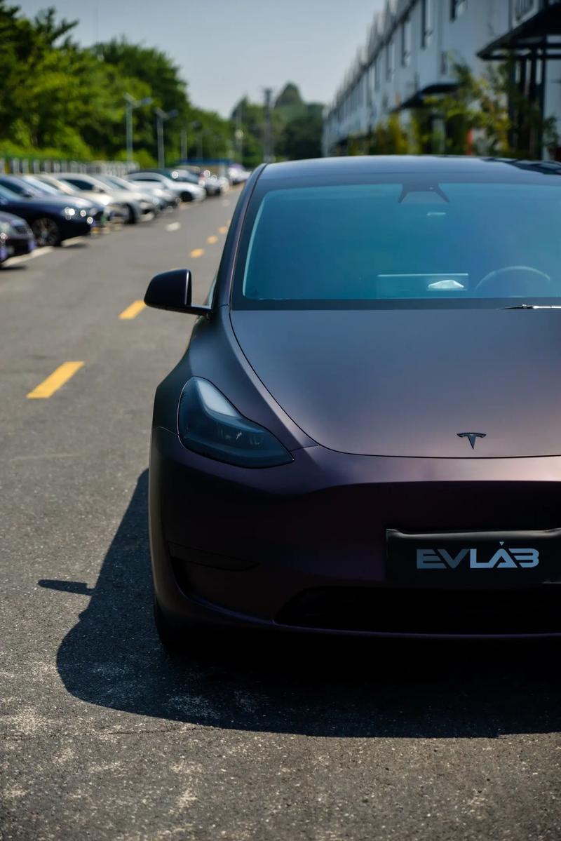 一道闪电车标是什么车?