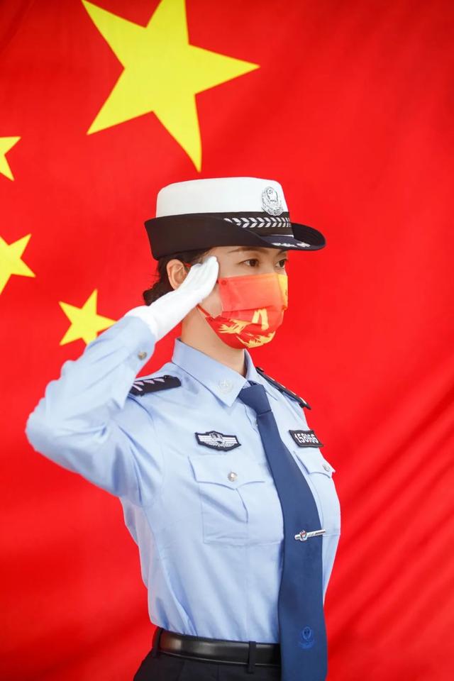 當一名人民警察是我們的榮譽 我們願意把青春奉獻給祖國 強化鐵一般的