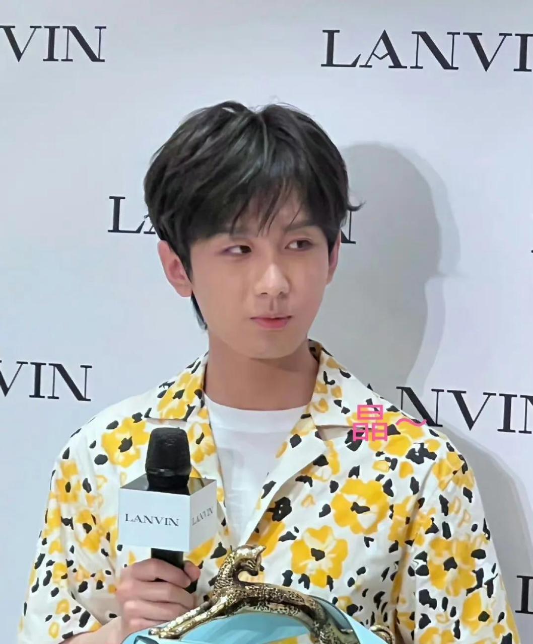 成毅浪凡线下活动,脱离了精修古偶滤镜,真的土and丑