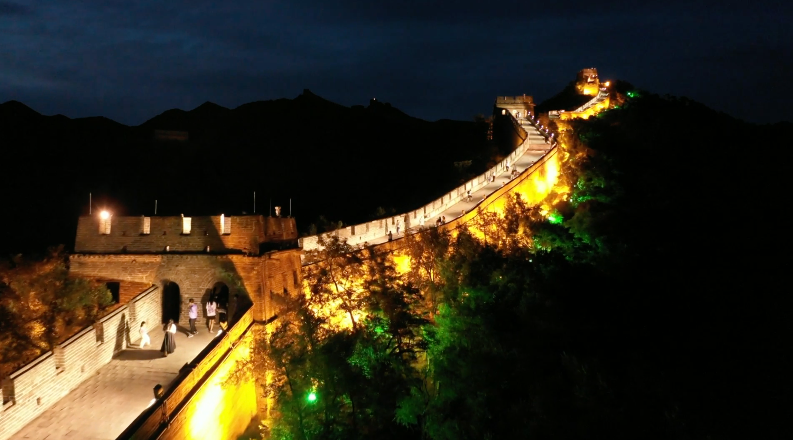 看璀璨巨龙山巅腾飞!八达岭夜长城体验启幕