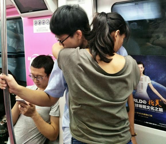 大妈地铁上怒怼男生抱女朋友,大妈说:看你搂着她,令我感到恶心