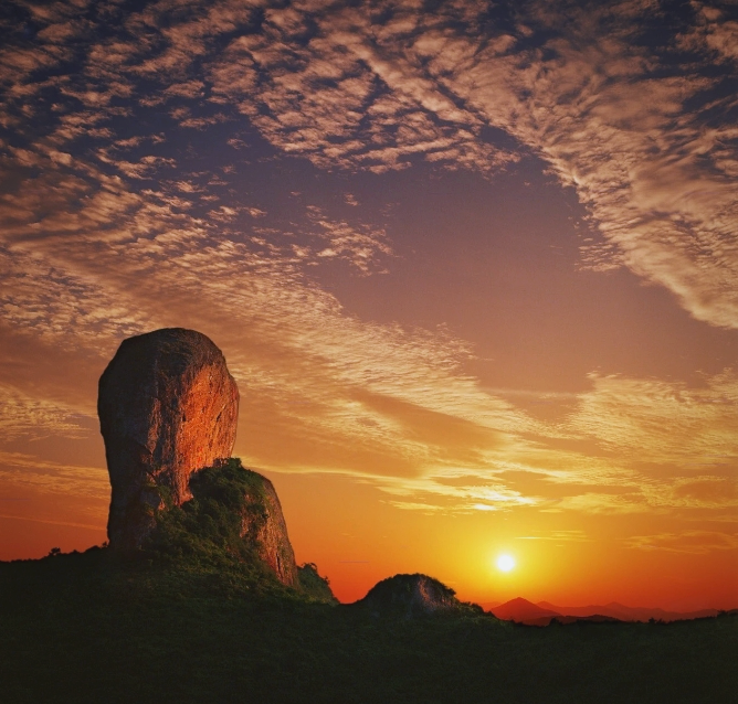 这座华表石海拔高达373米,是由古代火山岩浆历经沧桑凝炼而成