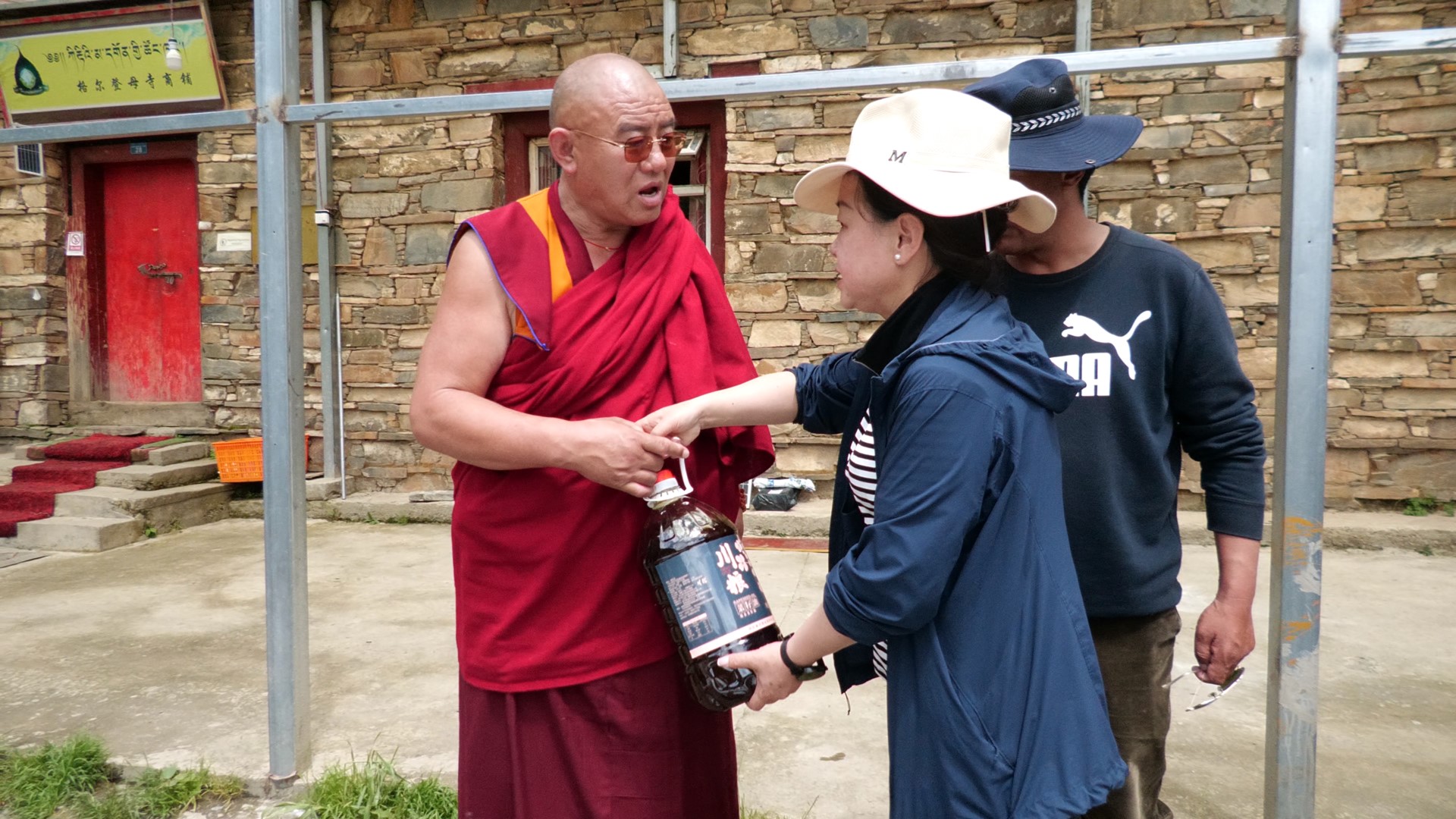 7月30日,县委常委,宣传部部长红梅,副县长唐建勇深入茸安乡格尔登玛村