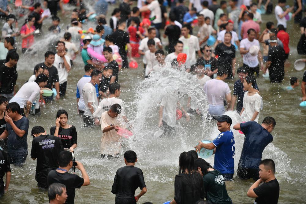 连山戏水节图片