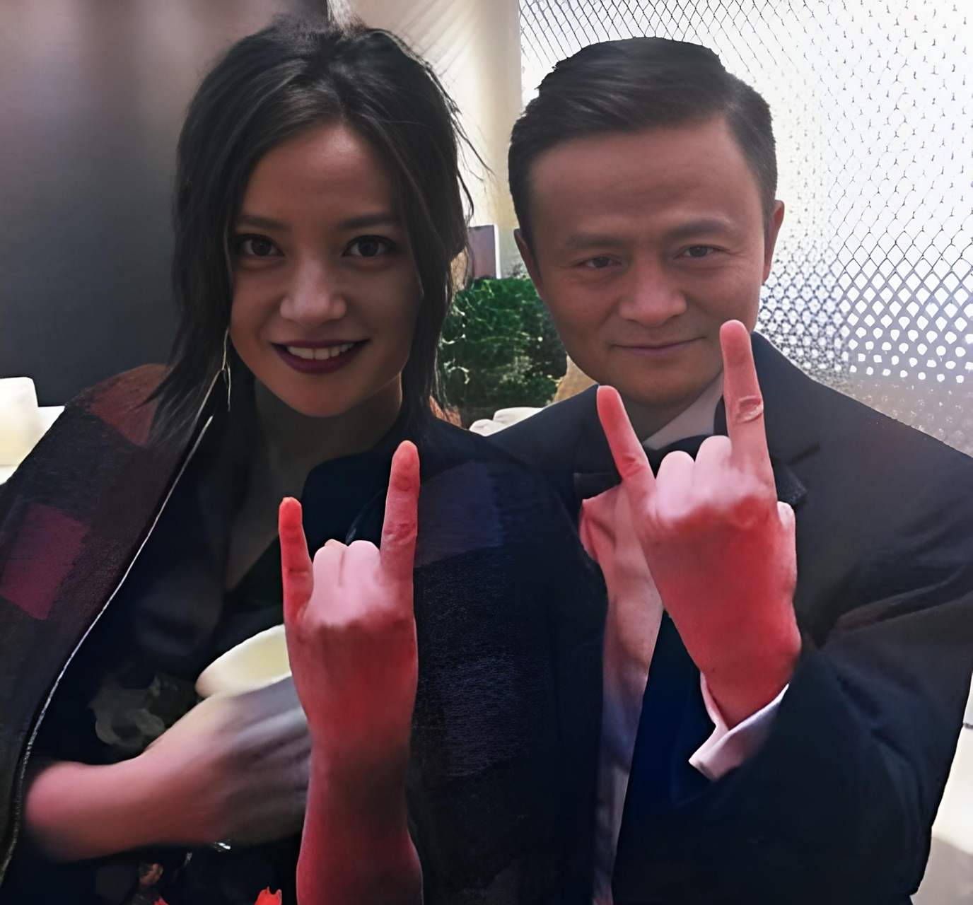 此时,"小燕子"赵薇与马云走得很近.