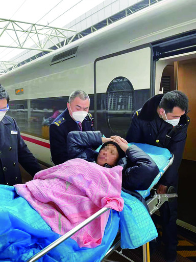手抬担架与时间赛跑他们两分钟内将重症患者送上高铁