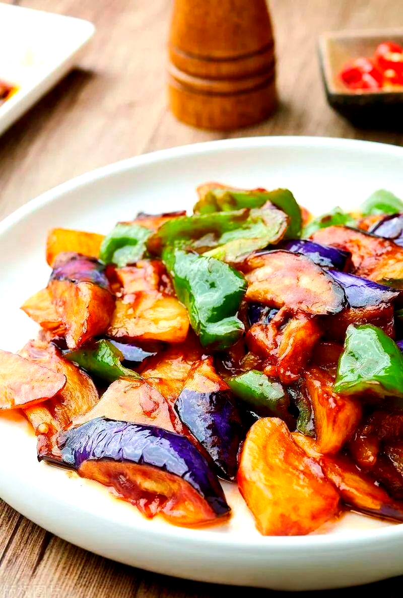 地三鲜:茄子,青椒与土豆的完美交融,东北美食的代表