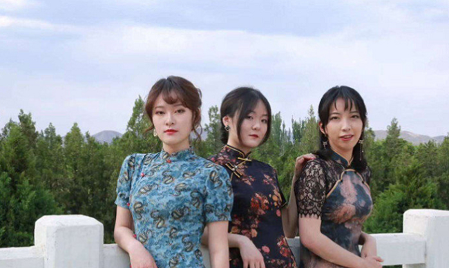 大学男生穿旗袍拍毕业照走红,旗装艳压一众女生,网友:心动