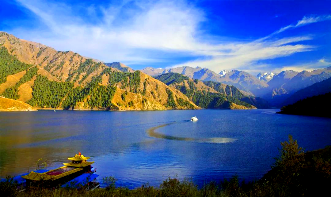 秋季新疆天山天池美景