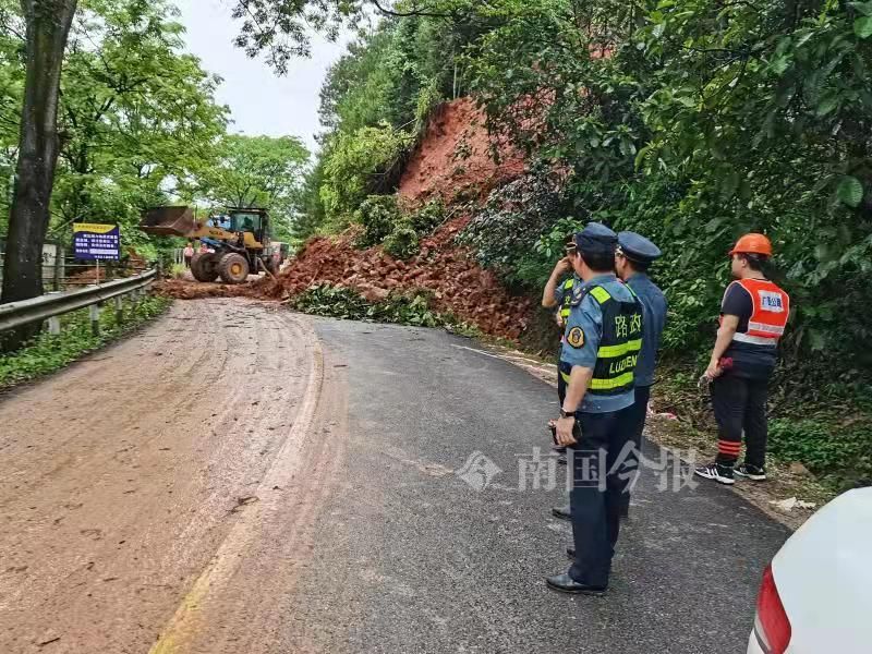 三江国道因塌方受阻,公路部门迅速清障保畅通