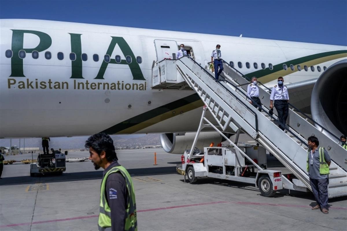 机组人员在喀布尔机场从巴基斯坦国际航空公司的航班上下机