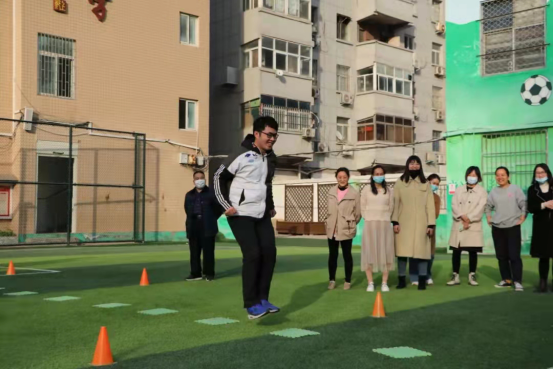 缤纷三月天,情满"三八"节 中原区郑上路小学举行教职工趣味运动会