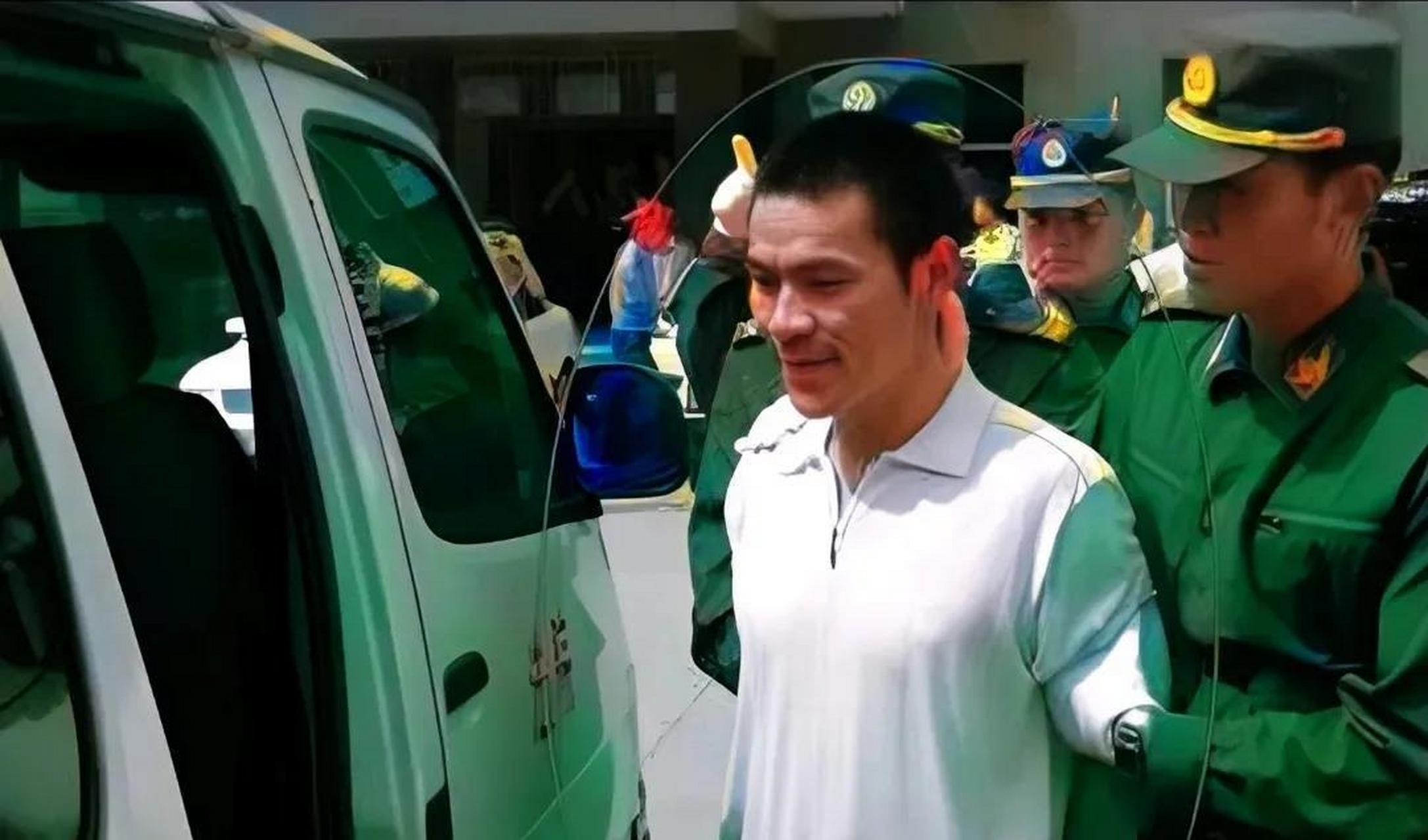 这是1991年,即将被押赴刑场的"乔四"宋永佳,照片中的他穿着一件白色