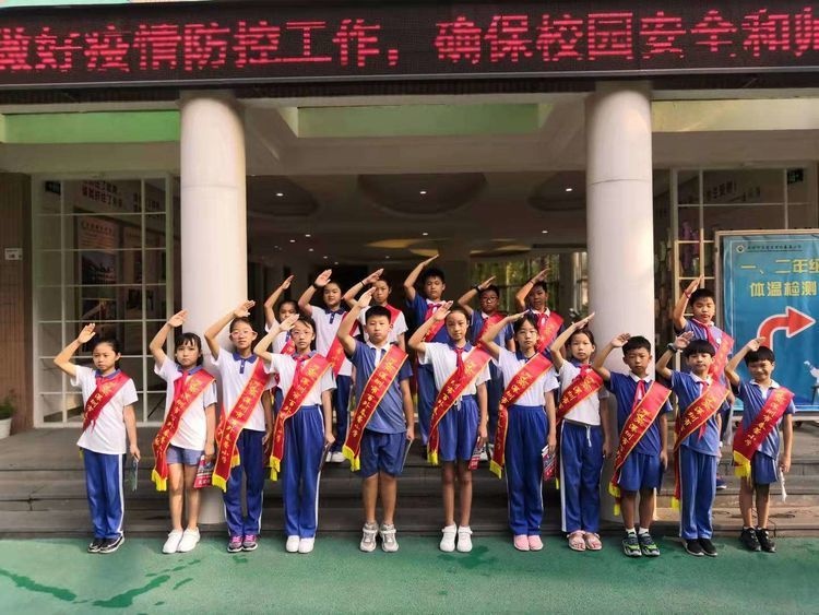 百外春蕾小学创建文明校园,学子争当"礼仪天使"
