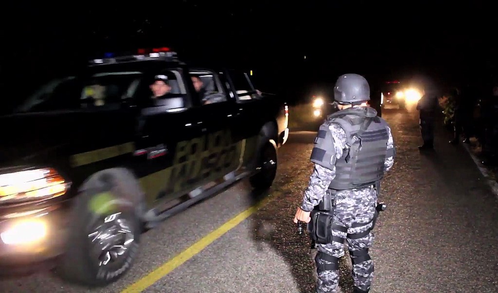 墨西哥军方打击贩毒集团遇阻 当地居民欲充当"人肉盾牌"抵抗