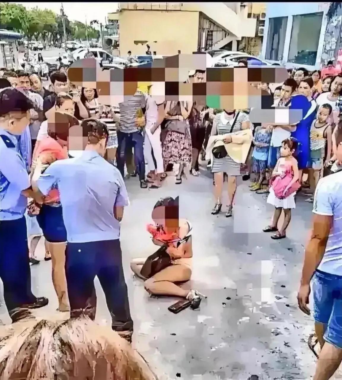 这个小三太惨了!被原配捉奸在床,拖到街上暴打!