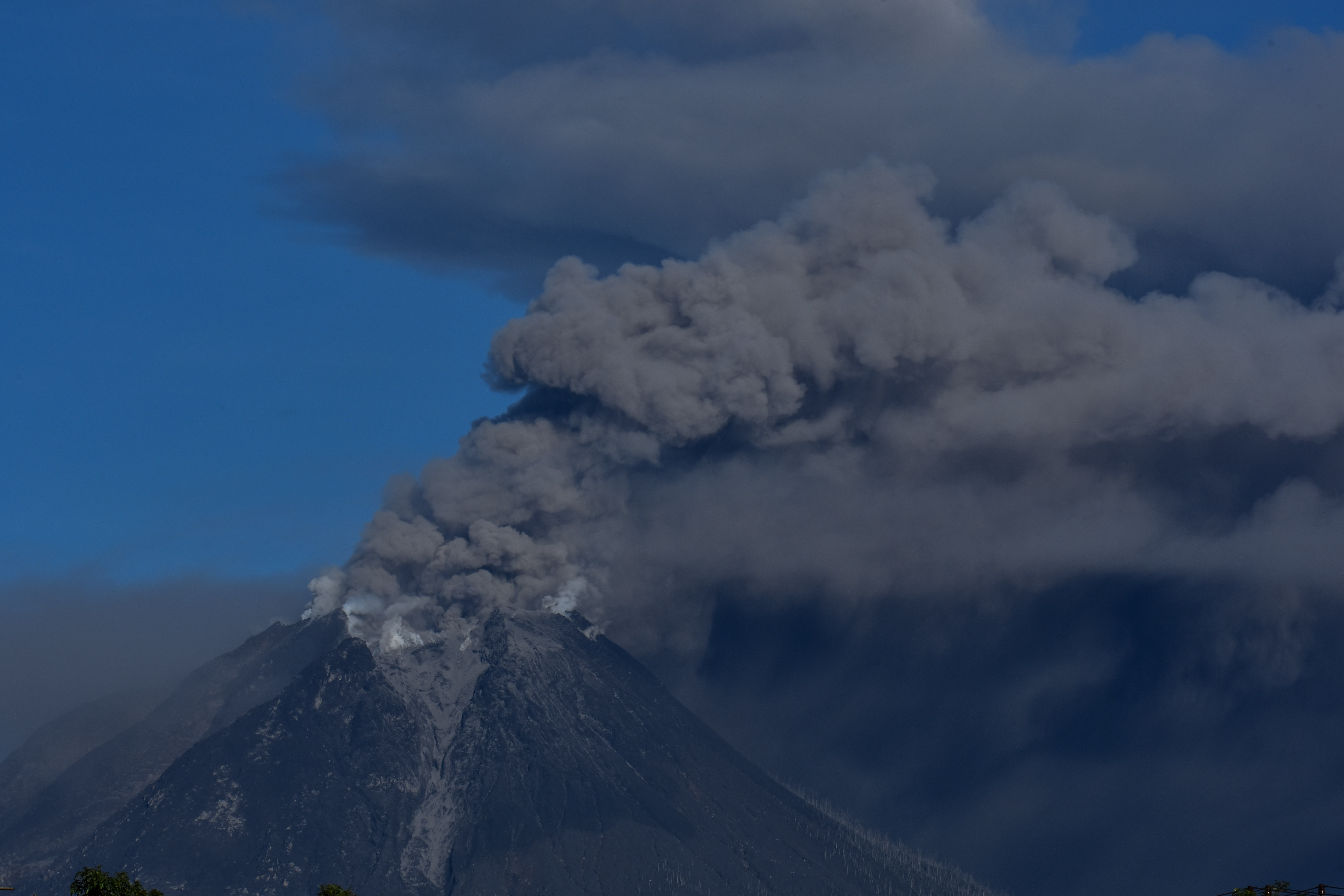 噴發的錫納朋火山