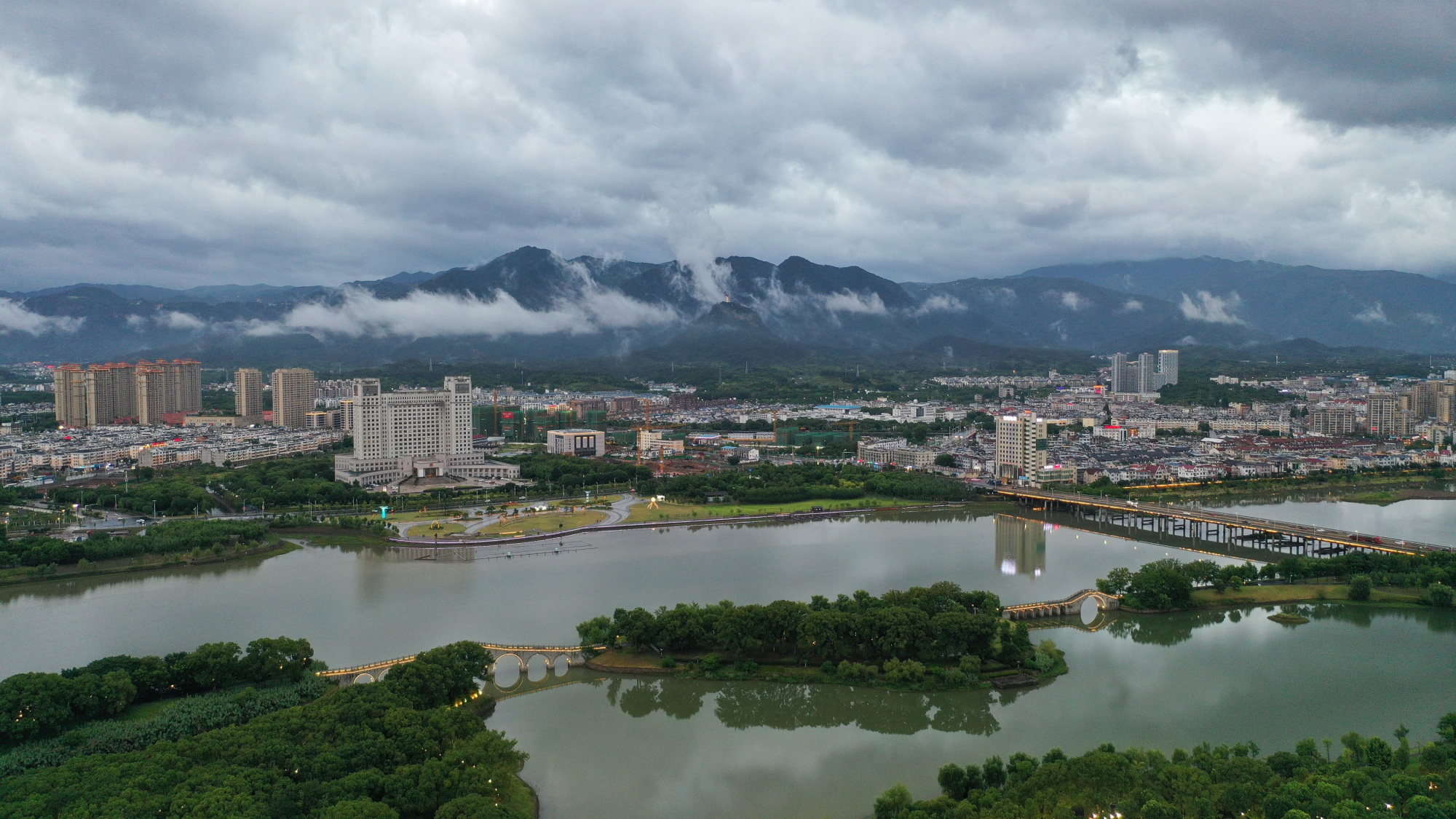 浙江天台:台风"烟花"来临前的天空美轮美奂