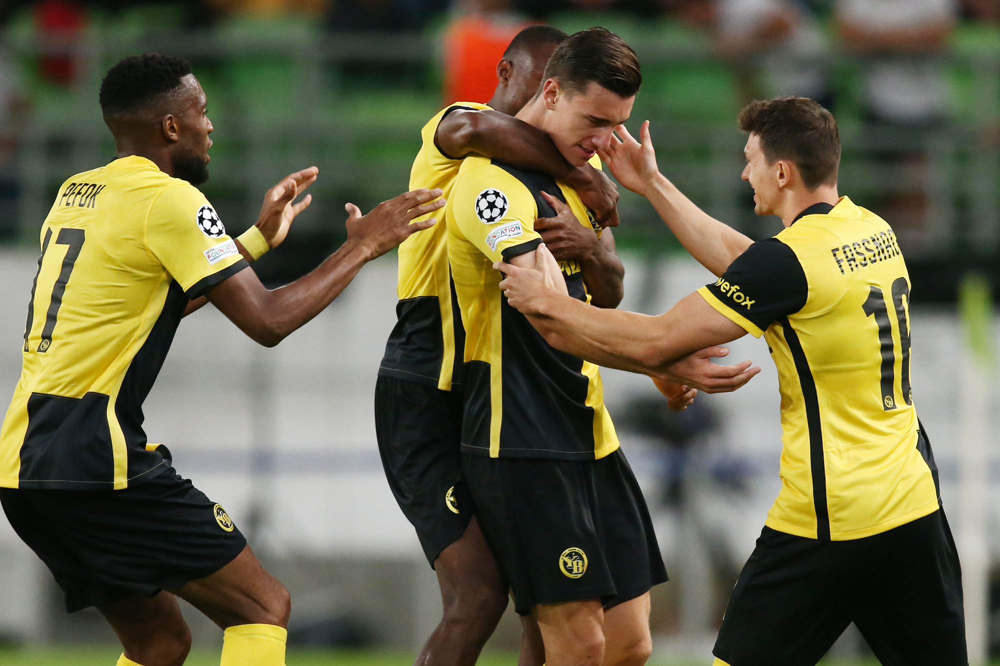 (1)足球——欧冠联赛:伯尔尼年轻人晋级正赛