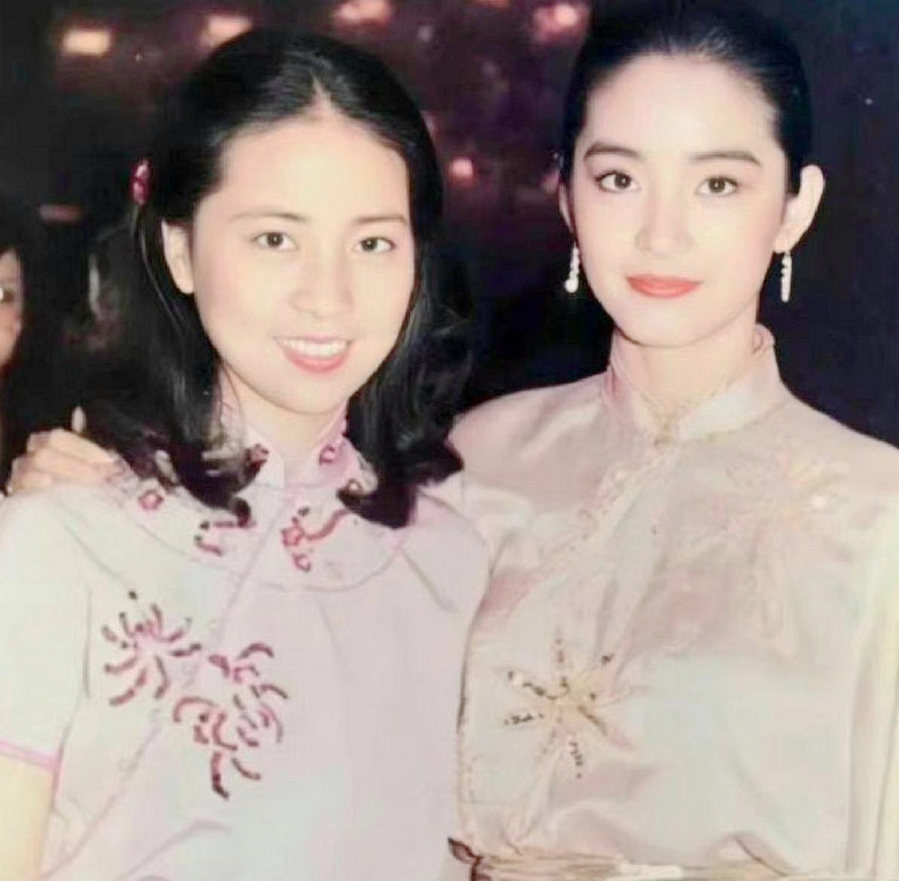邓丽君和林青霞合影,太美了!