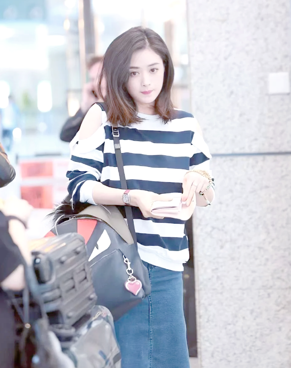 蒋欣机场照曝光:清新形象与从容生活的背后