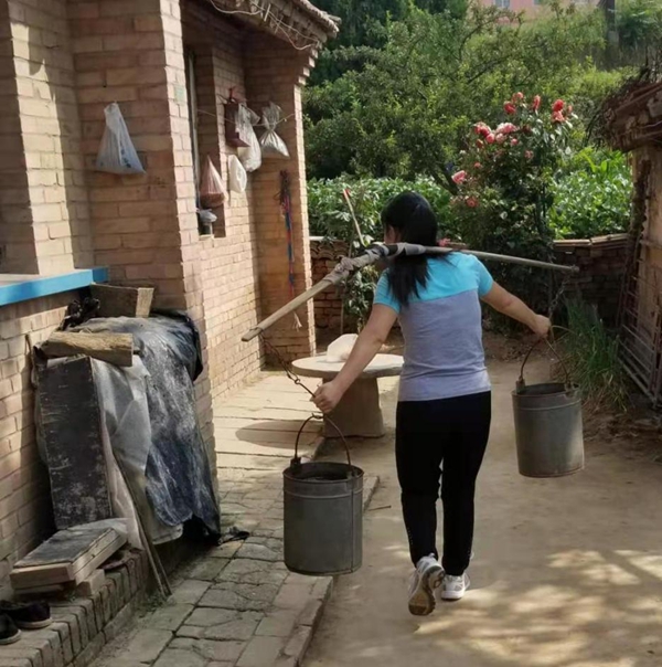 天降暴雨,这位女司法所长带头爬上屋顶