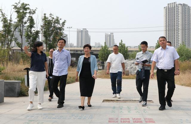 管城区区长张艳敏察看西吴河公园科普设施建设工作