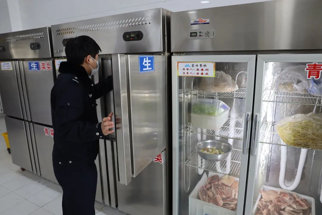 通辽监狱春节期间民警伙食年味十足