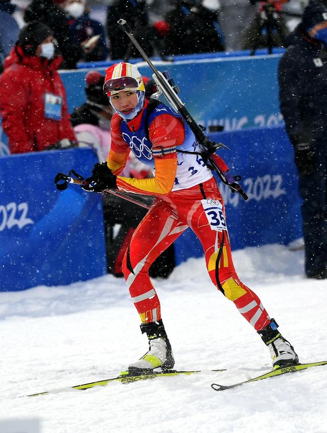 图集丨冬奥会冬季两项女子10公里追逐雪中开赛