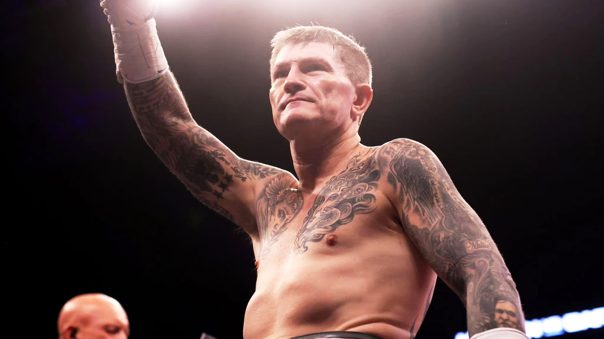 拳王哈顿与《花花公子》模特恋情曝光,女友金发碧眼,比他小14岁