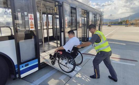 方便轮椅旅客乘机 三亚机场摆渡车增设无障碍设施