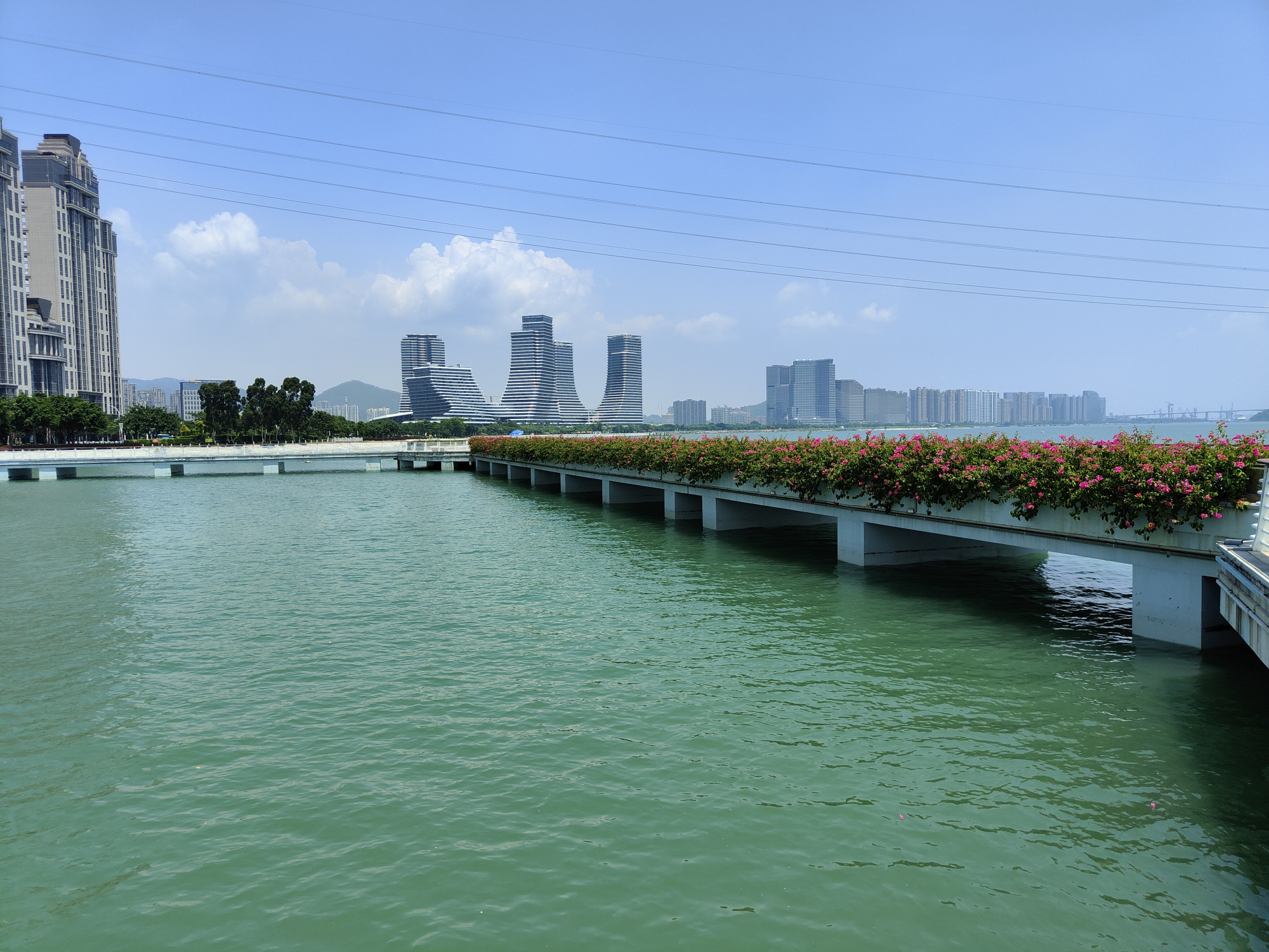 海沧湾是一座沿海湾线打造出的带状公园,厦门旅游的绝佳地方