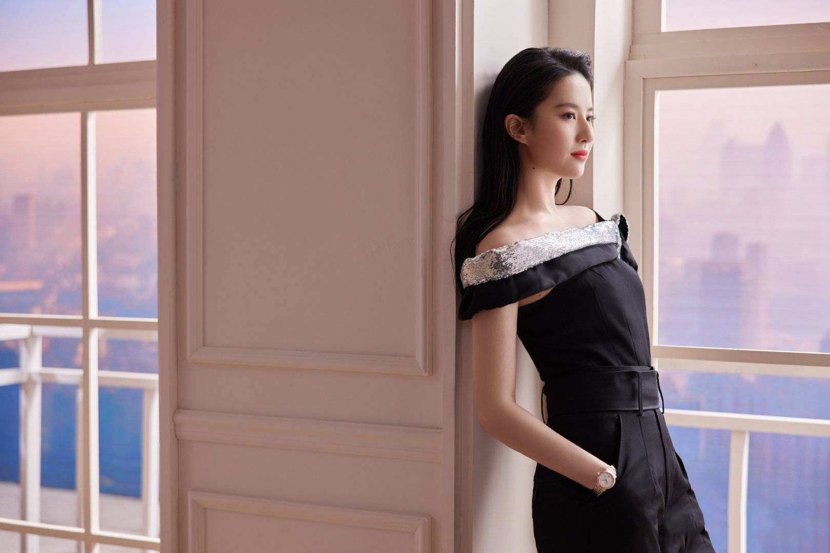 气质美女刘亦菲,身穿一字肩连体裤,清新迷人又显身姿美的有气韵