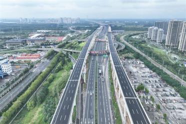 日均可通行15万辆次！全国首个“6改12车道” 高速公路改扩建项目通车