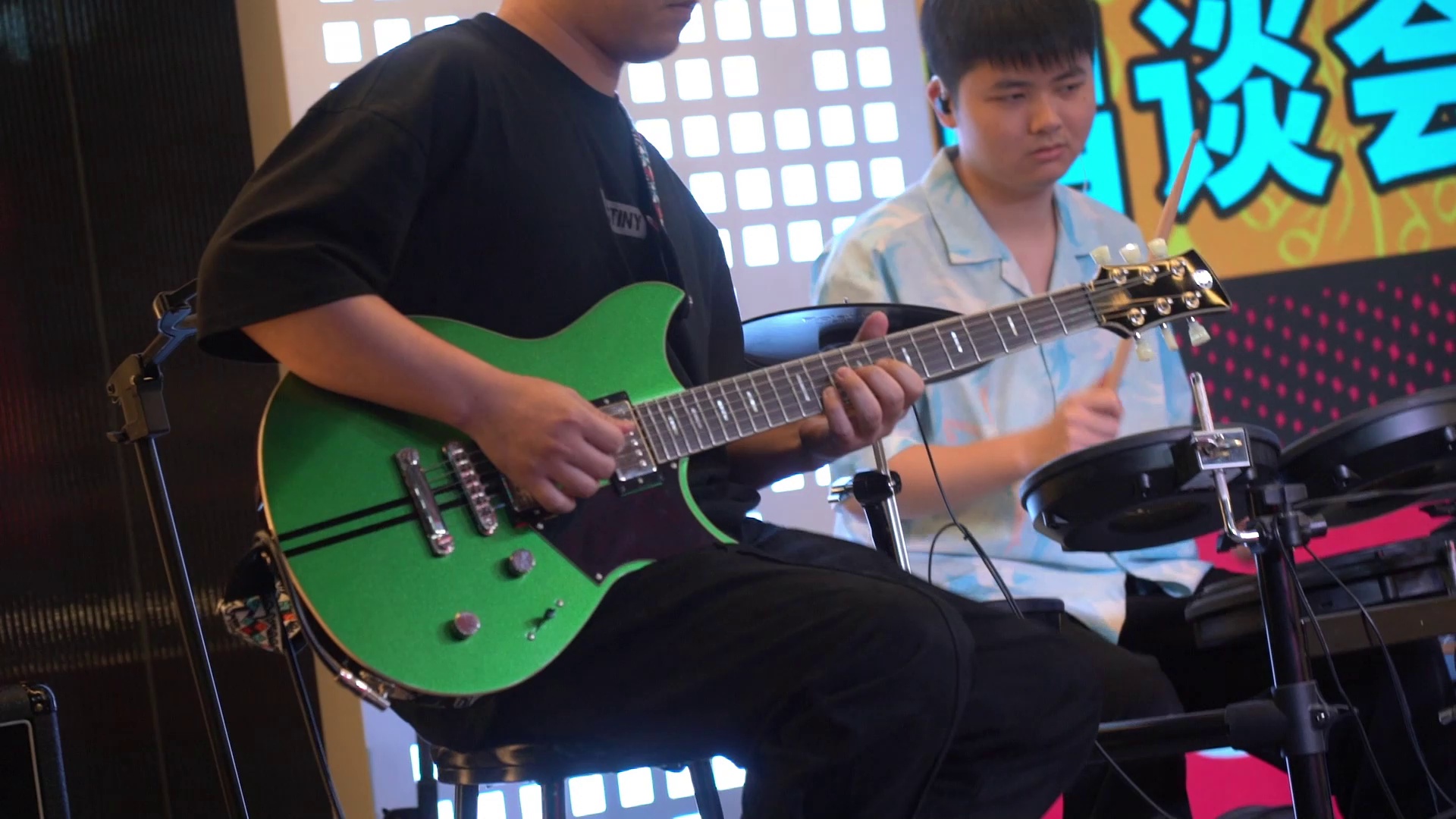 音乐与故事交织,粤语嘻哈引领者"灵山村帮"桂城燃情开唱