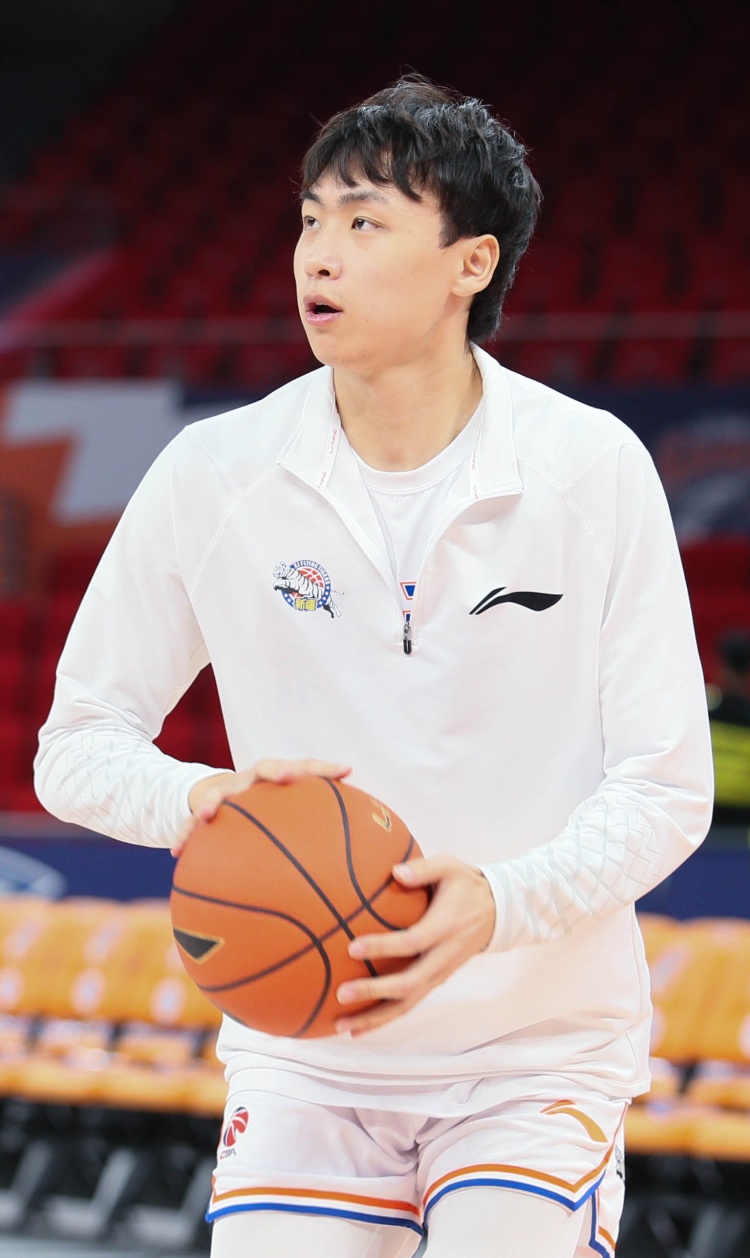 齐麟:这个赛季漫长而又意义非凡 未来会通过训练不断提高自身